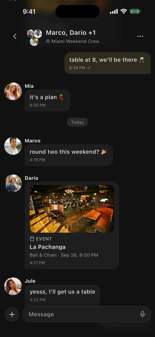 Une discussion de groupe qui organise une sortie dans l’appli Vennu