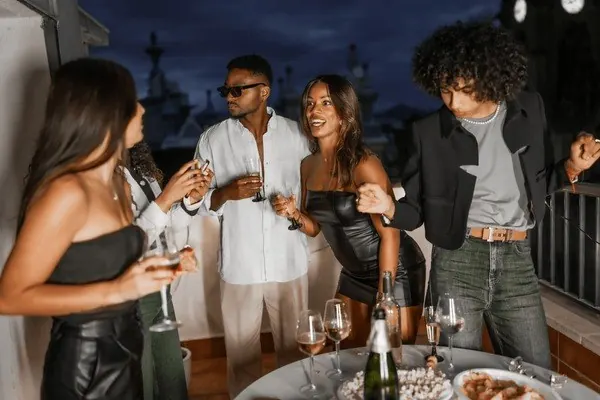 Freunde feiern zusammen am Abend